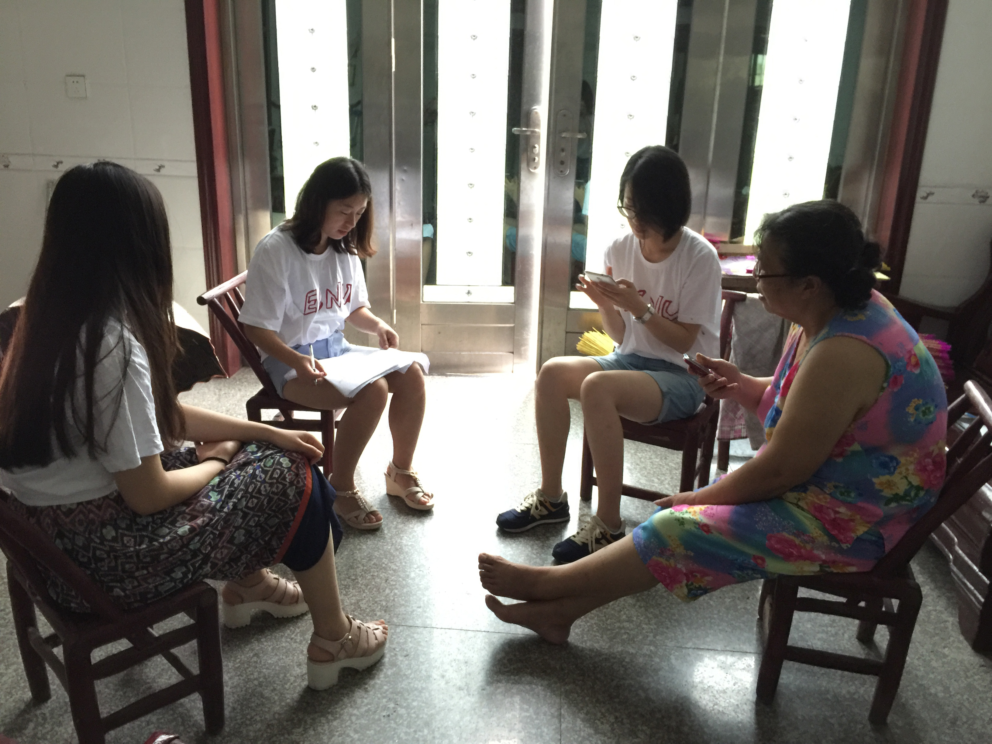 9志愿者们向家长询问孩子在家的情况