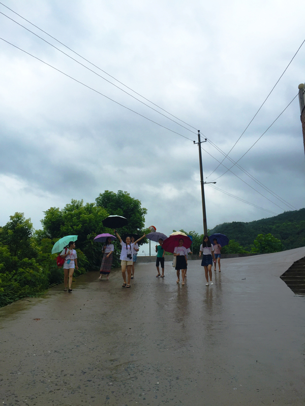 5大雨浇不灭的热情,姑娘们冒雨下山——家访去!